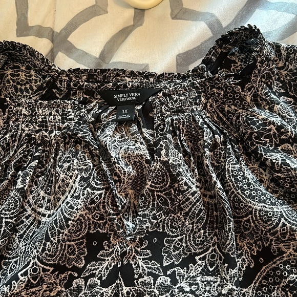 Simply Vera Wang Worn once woman’s 1x sleeveless blouse - Picture 4 of 7
